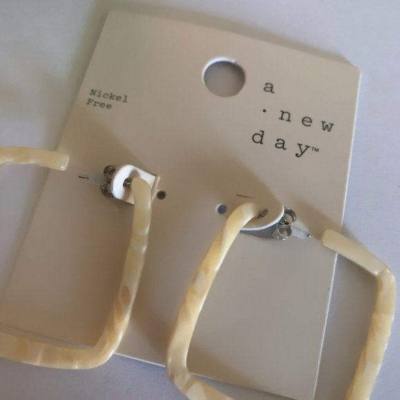 Womens Ivory Acrylic Hoop Earrings Nickle Free - Picture 3 of 4